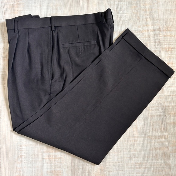 Haggar Dress Pants Mens 36x30 Black Classic Fit Cuffed Pleated Polyester Blend - Picture 2 of 7